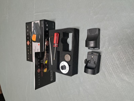 Se vende holografico  de punto rojo prácticamente nuevo, estaba montado en rifle "semi" 30-06 10