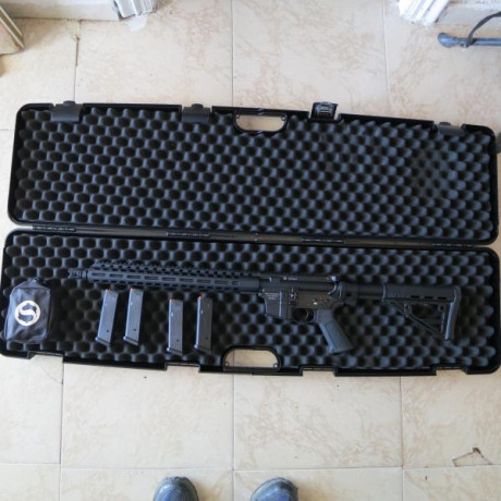 Vendo schmeiseer del 9 con 4 cargadores su caja de transporte.
la carabina sola la vendo 1500 euros y 02