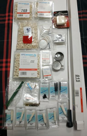 Se vende lote de material y productos de limpieza y mantenimiento de armas, que incluye:

Material de 01