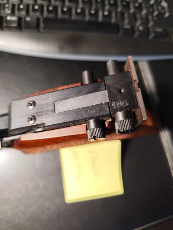 Un compañeiro me ha encargado que le venda una pistola Walther cp2, de CO2.

Lleva tiempo sin disparar, 01