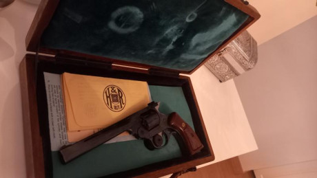 Buenos días,

Vendo precioso revolver americano H & R Sportsman calibre 22 lr 6 pulgadas.

Su estado 02
