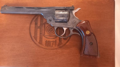 Buenos días,

Vendo precioso revolver americano H & R Sportsman calibre 22 lr 6 pulgadas.

Su estado 00