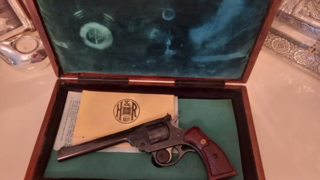 Buenos días,

Vendo precioso revolver americano H & R Sportsman calibre 22 lr 6 pulgadas.

Su estado 12