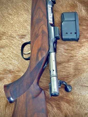 Vendo rifle Sauer 90 modelo advantage en calibre 300wm.
Maderas grado 5 nogal turco. Gatillo dorado con 21