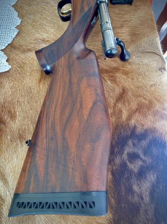 Vendo rifle Sauer 90 modelo advantage en calibre 300wm.
Maderas grado 5 nogal turco. Gatillo dorado con 20