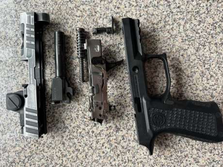 REBAJADA 850€ OPORTUNIDAD ÚNICA. Vendo sig Sauer P320 spectre compact con 2 cargadores y extensión tonysistem 01