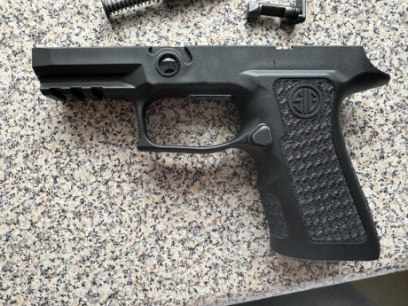 REBAJADA 850€ OPORTUNIDAD ÚNICA. Vendo sig Sauer P320 spectre compact con 2 cargadores y extensión tonysistem 31