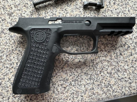 REBAJADA 850€ OPORTUNIDAD ÚNICA. Vendo sig Sauer P320 spectre compact con 2 cargadores y extensión tonysistem 30
