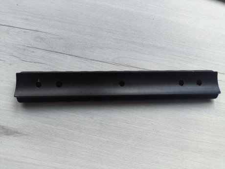 Vendo carril picatinny benelli original usado, 30€ envío incluido.
Estaba en un benelli Argo, valido para 01