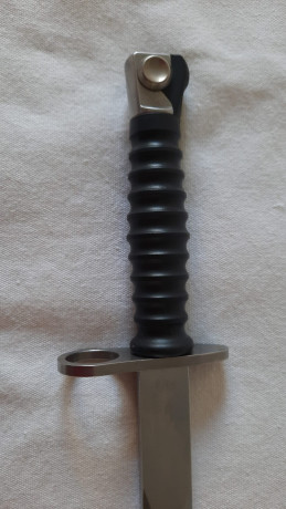 Bayoneta suiza para el fusil de asalto  STG-57  (Sturmgewehr 57), fabricada por Wenger.
El tahalí fue 02