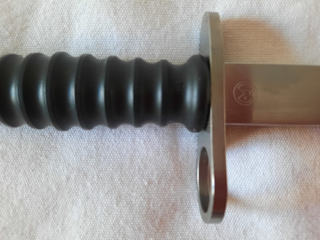 Bayoneta suiza para el fusil de asalto  STG-57  (Sturmgewehr 57), fabricada por Wenger.
El tahalí fue 11