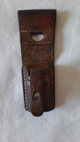 Bayoneta suiza para el fusil de asalto  STG-57  (Sturmgewehr 57), fabricada por Wenger.
El tahalí fue 21