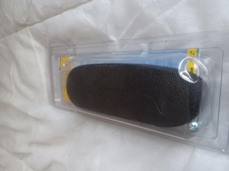 En venta cantonera pachmayr negra de tiro al plato nueva , 1 pulgada de grosor. Precio 45 eur envío incluido. 00
