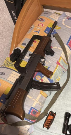 Buenas se vende carabina Adler famas en perfecto estado incluye cargador 30 rondas y correa 
Precio 500€
Número 00