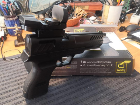 Se vende pistola de co2 WEBLEY NEMESIS del calibre 4,5 (177) con visor holográfico de dos colores , con 01