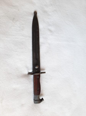 Bayoneta para el Fusil Semiautomático  Hakim  egipcio.
Bayoneta y fusil son similares al Ag/42 sueco (del 01