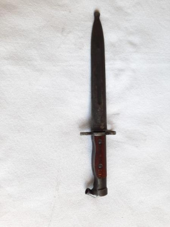 Bayoneta para el Fusil Semiautomático  Hakim  egipcio.
Bayoneta y fusil son similares al Ag/42 sueco (del 00