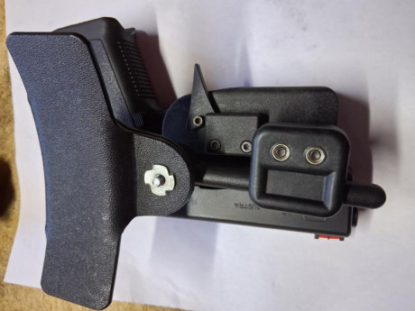 Hola. 
Vendo la citada funda para pistola Glock.
La tengo en un pueblo de Zaragoza. 
Precio 70 euros envío 10