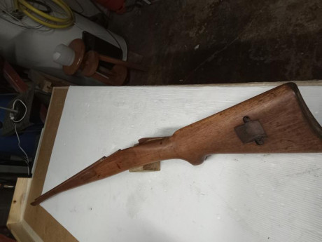 Buenas tardes, pongo en venta una culata del rifle Smith Rubin K31 por 60€ mas portes. 
   Cómo puede 01