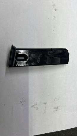 Vendo tres cargadores 
Uno del calibre 40 modelo p229
DOS del calibre 9mp modeló 226
Precio 70€ cada uno 01