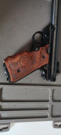 Vendo cachas originales nuevas de madera para pistola RUGER MKIV del 22 compradas en Alemania ya que aquí 02