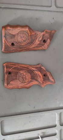 Vendo cachas originales nuevas de madera para pistola RUGER MKIV del 22 compradas en Alemania ya que aquí 00
