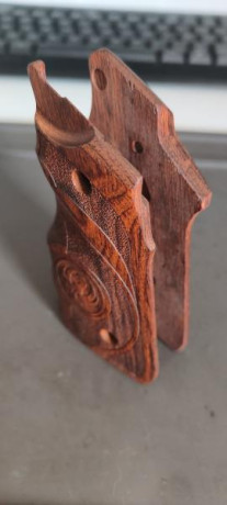 Vendo cachas originales nuevas de madera para pistola RUGER MKIV del 22 compradas en Alemania ya que aquí 11