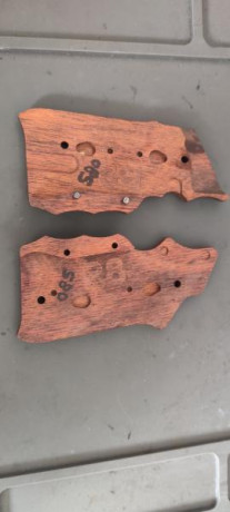 Vendo cachas originales nuevas de madera para pistola RUGER MKIV del 22 compradas en Alemania ya que aquí 10