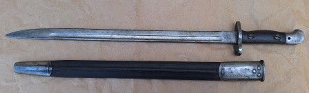 Bayoneta para utilizar con el rifle Lee-Enfield No. I Mk. III (SMLE) calibre .303 Short, Charger. Bayoneta 01