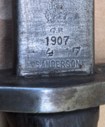 Bayoneta para utilizar con el rifle Lee-Enfield No. I Mk. III (SMLE) calibre .303 Short, Charger. Bayoneta 11