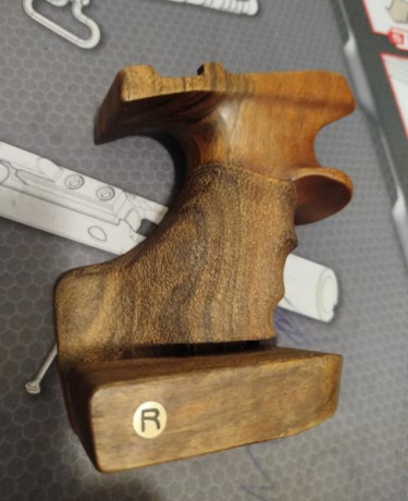 Vendo la cacha Nill talla M para diestro de pistola Benelli MP95  prácticamente nueva.
La vendo porque 10