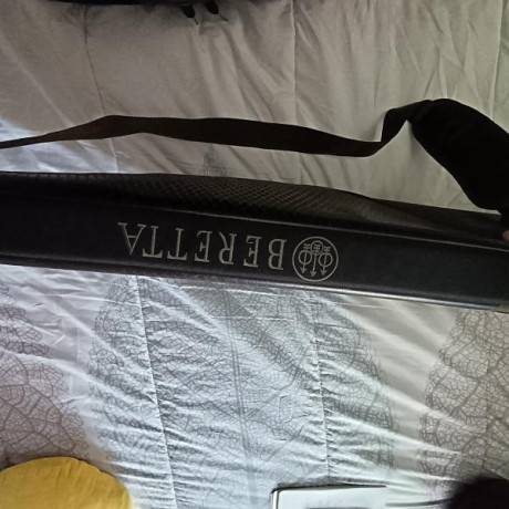 Funda para rifle con visor Beretta. Longitud 120cm. Fabricada en loneta, muy resistente a la abrasión 01