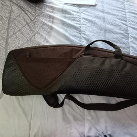 Funda para rifle con visor Beretta. Longitud 120cm. Fabricada en loneta, muy resistente a la abrasión 00
