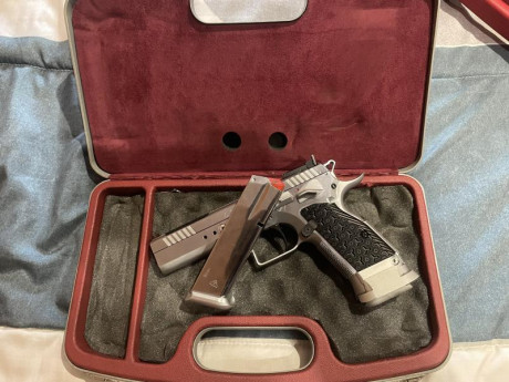 Se vende Tanfoglio limited Custom del 9m, con muelles , gatillo , botón de retenida y punto de fibra , 02
