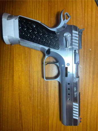 Se vende Tanfoglio limited Custom del 9m, con muelles , gatillo , botón de retenida y punto de fibra , 01