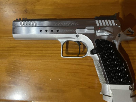 Se vende Tanfoglio limited Custom del 9m, con muelles , gatillo , botón de retenida y punto de fibra , 00