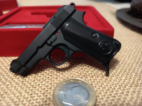 Colección completa compuesta por 72 miniaturas de pistolas y revólveres fabricados en metal con piezas 42