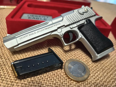 Colección completa compuesta por 72 miniaturas de pistolas y revólveres fabricados en metal con piezas 41