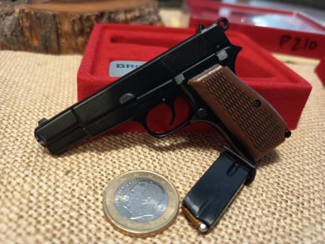 Colección completa compuesta por 72 miniaturas de pistolas y revólveres fabricados en metal con piezas 40