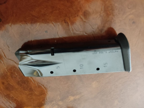 Vendo cargador de 15 cartuchos para  Sig Sauer P-228 , fabricado por  Mec Gar  (Italia).
Completamente 02