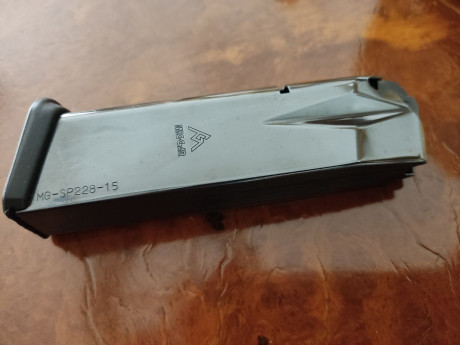 Vendo cargador de 15 cartuchos para  Sig Sauer P-228 , fabricado por  Mec Gar  (Italia).
Completamente 01