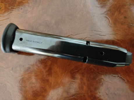 Vendo cargador de 15 cartuchos para  Sig Sauer P-228 , fabricado por  Mec Gar  (Italia).
Completamente 00