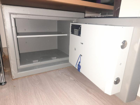 Vendo armero grado 3 homologado 2019, marca OLLÉ modelo AR1L, con capacidad de 17,5l, dispongo de toda 00