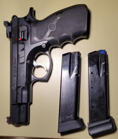 Hola amigos! ya que se muestran tantas armas buenas creo que a los propietarios de una cz 75 se nos tendría 12