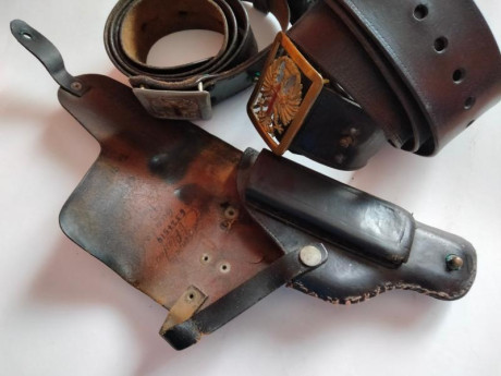 Hola ,
 Vendo dos cinturones del Ejercito de Tierra reglamento 43 o tambien Guardia Civil, Uno de oficial 160