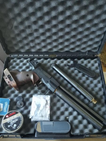 Pongo a la venta por cese de actividad pistola  feinwerkbau C20 de CO2 con dos depósitos, está en perfecto 02