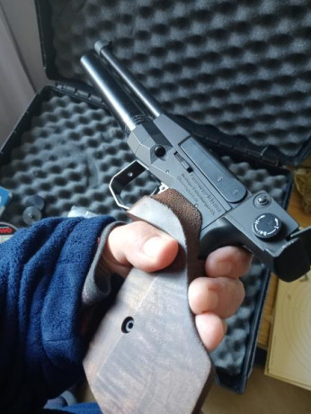 Pongo a la venta por cese de actividad pistola  feinwerkbau C20 de CO2 con dos depósitos, está en perfecto 01