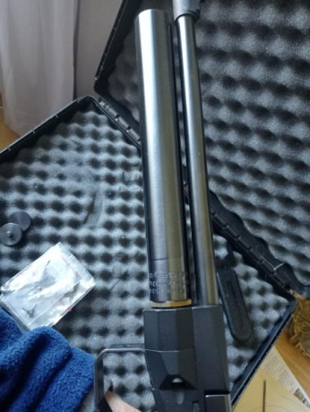Pongo a la venta por cese de actividad pistola  feinwerkbau C20 de CO2 con dos depósitos, está en perfecto 00