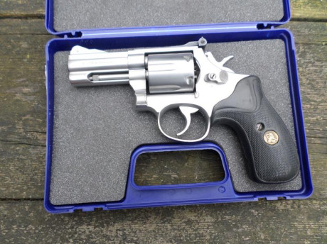 Busco revolver Smith & Wesson 686-4, es decir, de cuarta generación, o 686-3 de tercera generación, 01