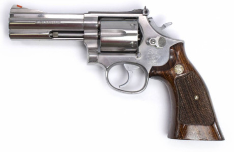 Busco revolver Smith & Wesson 686-4, es decir, de cuarta generación, o 686-3 de tercera generación, 00